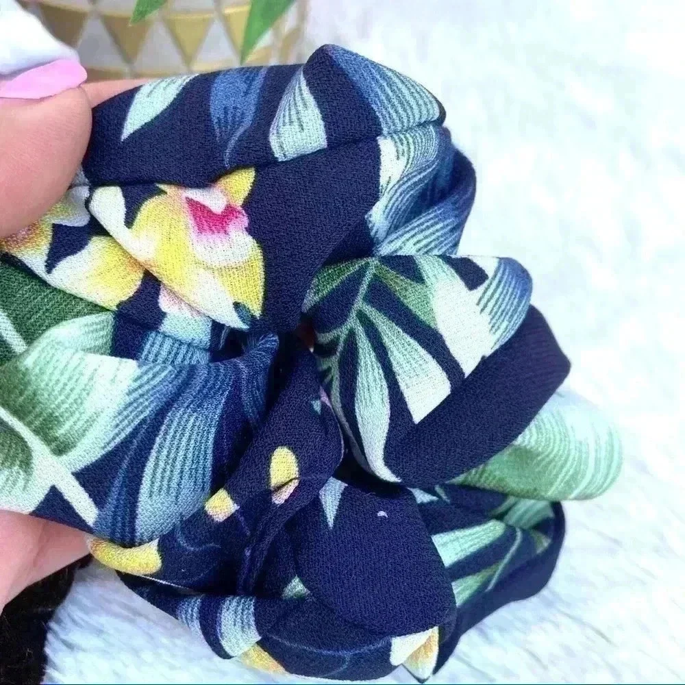 Tropical‎ Getaway (4) Themed M/L Scrunchies